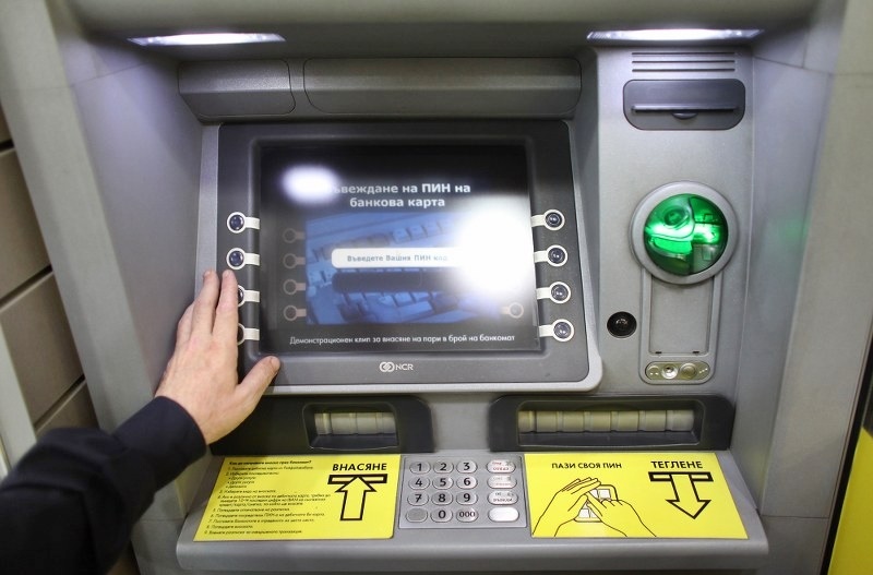Дъжд от пари в Пловдив: Щедър банкомат даде грешка и засипа хората с пачки -